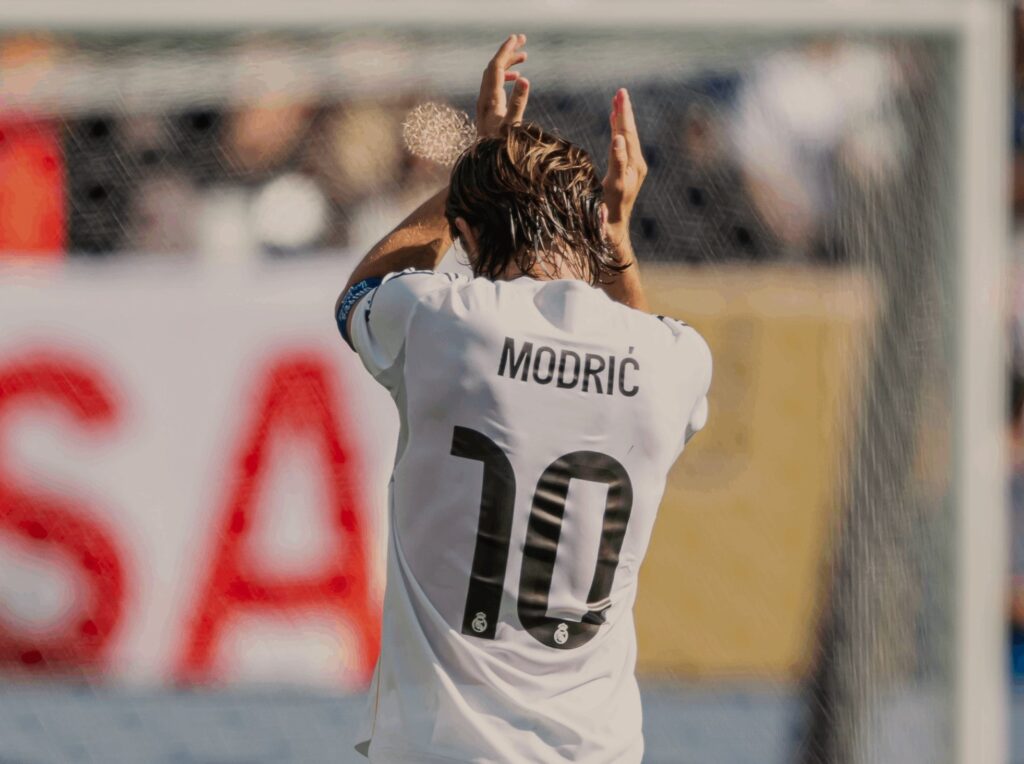 Μόντριτς: Χάρισε την «τελευταία» του φανέλα στον Γκιουλέρ (vid)