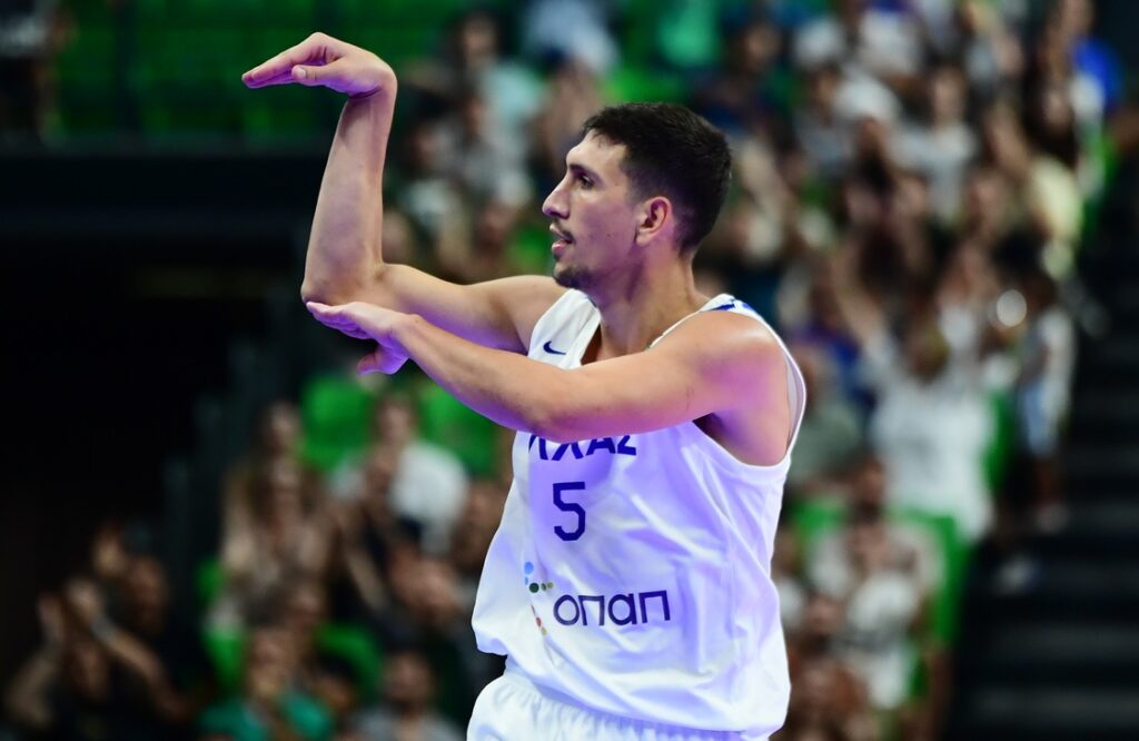 Λαρεντζάκης: Με σφίξιμο στην μέση αποχώρησε για τα αποδυτήρια στο Ελλάδα-Ισραήλ