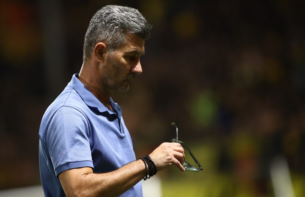 Ουζουνίδης: «Να κάνουμε τον κόσμο να πιστέψει στην ομάδα»