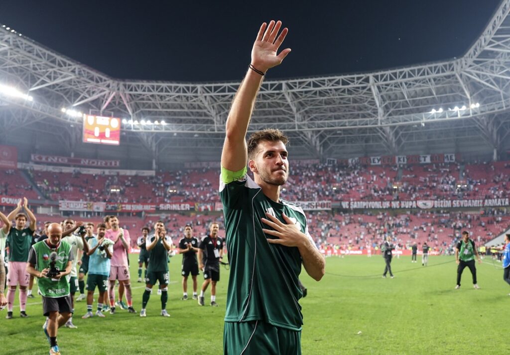 Ιωαννίδης: Συγκλονιστή στιγμή – Αποχαιρέτησε τους οπαδούς του Παναθηναϊκού