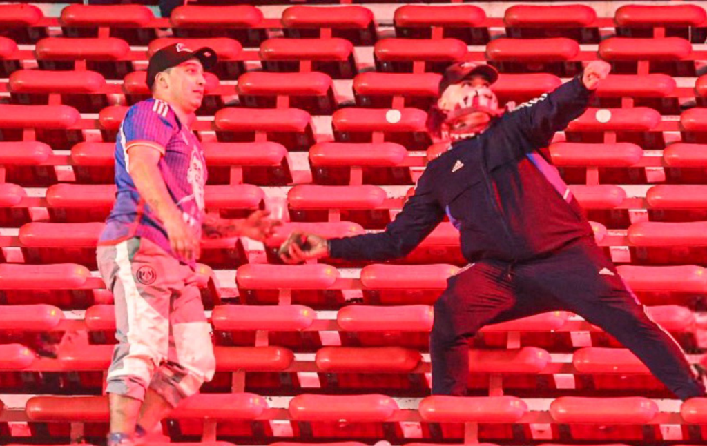 Χάος στο Ιντεπεντιέντε-Ουνιβερσιδάδ – Σοβαρά επεισόδια μεταξύ οπαδών με νεκρούς και δεκάδες τραυματίες