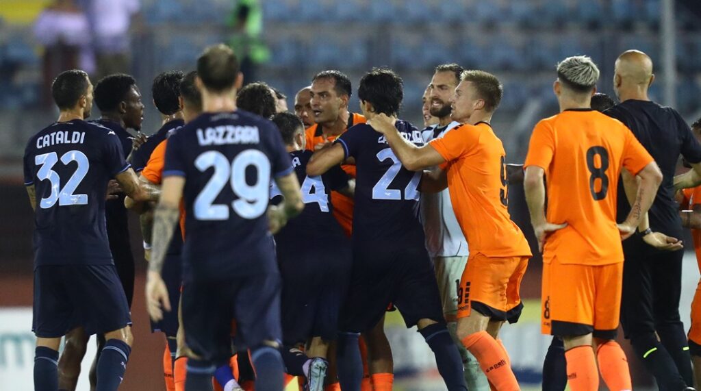 Ο κακός χαμός στο Λάτσιο-Ατρόμητος: Αποβολές, διακοπή και ένταση ως τη φυσούνα