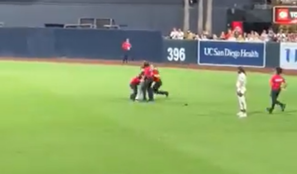 ΗΠΑ: Χαμός σε αγώνα μπέιζμπολ – Σεκιουριτάδες έκαναν άγριο «τάκλιν» σε ανήλικο που μπήκε στο γήπεδο