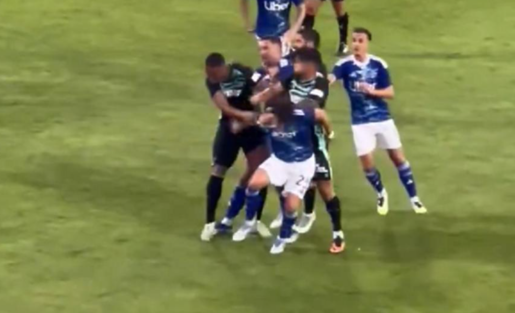 Απίστευτο ξύλο στον φιλικό αγώνα Μπέτις-Κόμο: Πρωτόγνωρες εικόνες με μπουνιές και κλωτσιές