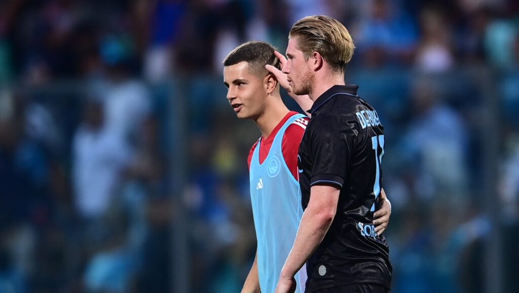 Συγγνώμη και φανέλα από τον Ντε Μπρόινε στον Σταύρο Πνευμονίδη