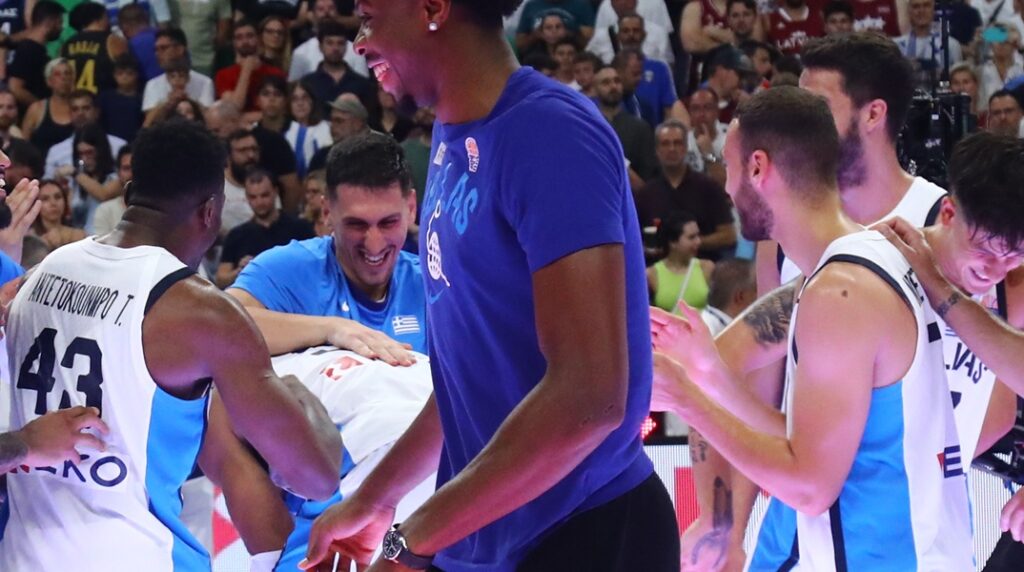 Το… φατούρο του Λαρεντζάκη και των παικτών της Εθνικής στον Γιάννη Αντετοκούνμπο (vid)