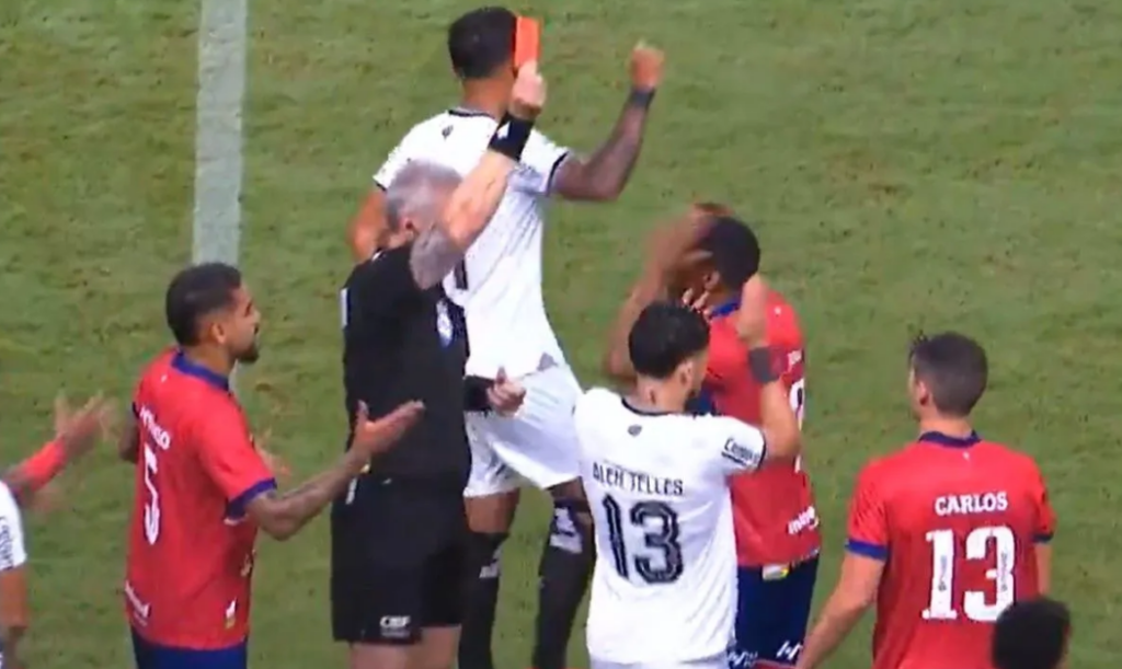 Ολυμπιακός: Ο Μάνσα αποβλήθηκε στο 5ο λεπτό κόντρα στην Μποταφόγκο