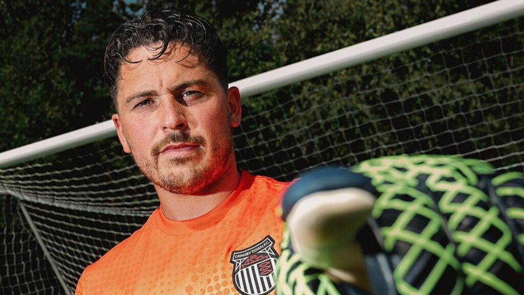 «Μισός ήρωας, μισός… ξενερωμένος»– Ο τερματοφύλακας της Γκρίμσμπι απέκλεισε την αγαπημένη του Γιουνάιτεντ!