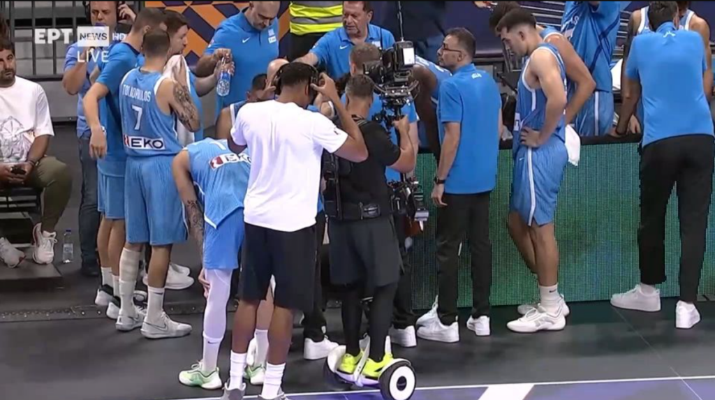 «Πειραχτήρι» ο Γιάννης Αντετοκούνμπο: Πήρε τα ακουστικά από τον cameraman κατά τη διάρκεια τάιμ άουτ (+vid)