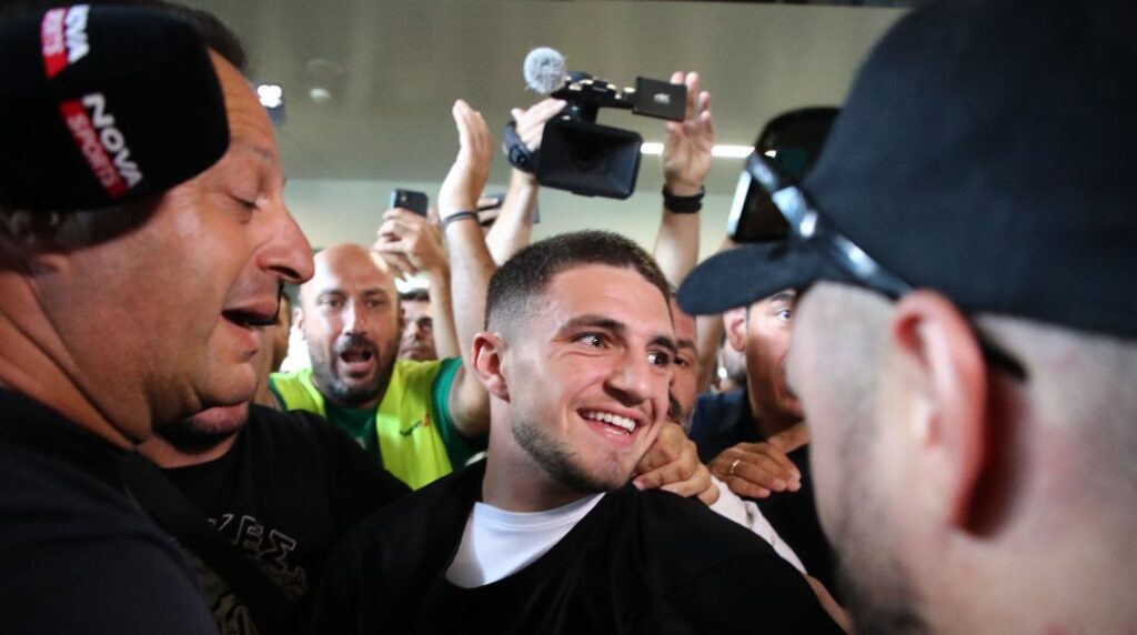 ΠΑΟΚ: Ασπρόμαυρος παροξυσμός στην άφιξη του Ζαφείρη – Χιλιάδες στο αεροδρόμιο «Μακεδονία»