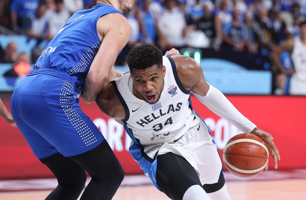 Αποθέωση FIBA στον Γιάννη Αντετοκούνμπο: «Αυτός ο τύπος είναι απίστευτος»