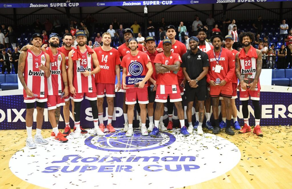 Super Cup: Η απονομή του τροπαίου στους ερυθρόλευκους (+vid)
