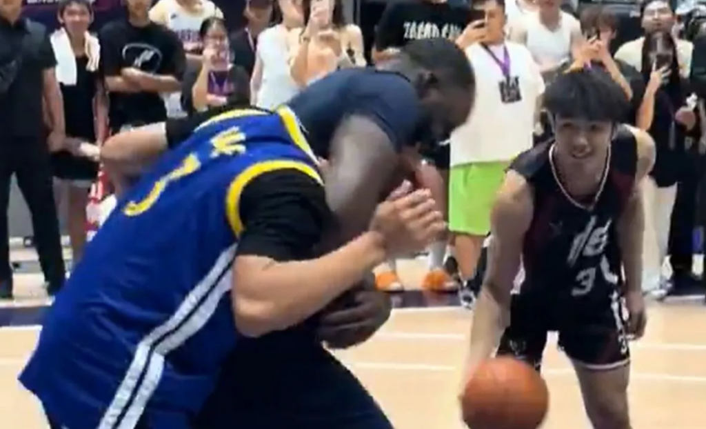 Ντρέιμοντ Γκριν: Έκανε “κεφαλοκλείδωμα” σε οπαδό με φανέλα Τζόρνταν Πουλ