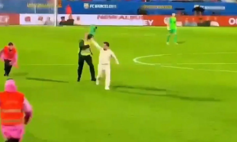 Μπαρτσελόνα – Χετάφε: Φίλαθλος μπήκε μέσα στον αγωνιστικό χώρο με σημαία της Παλαιστίνης