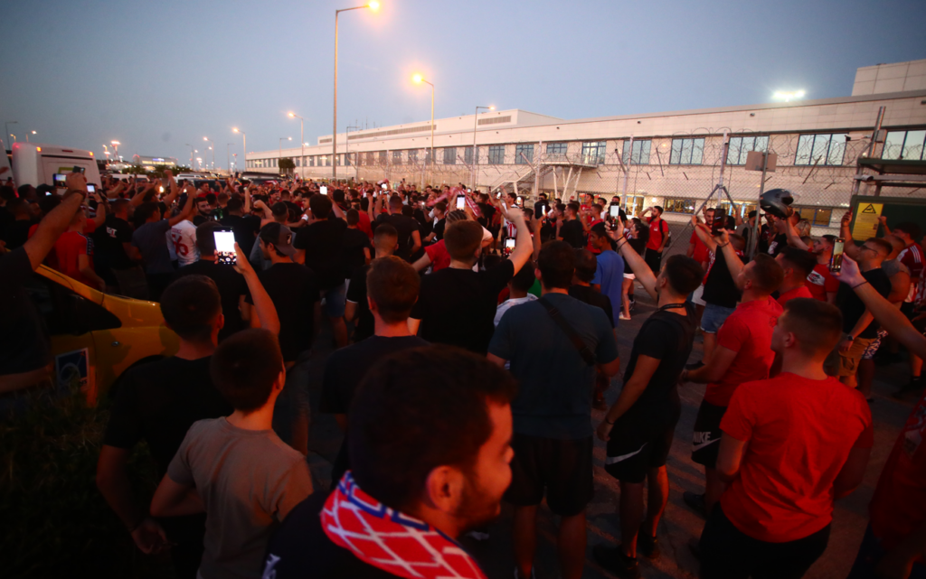 Ολυμπιακός: Πάνω από 2.000 άτομα στην άφιξη του Ποντένσε στο “Ελ. Βενιζέλος”