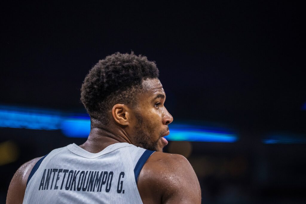 Αυτή είναι η ασύλληπτη εμφάνιση του Γιάννη Αντετοκούνμπο – Αποθέωση από τη FIBA