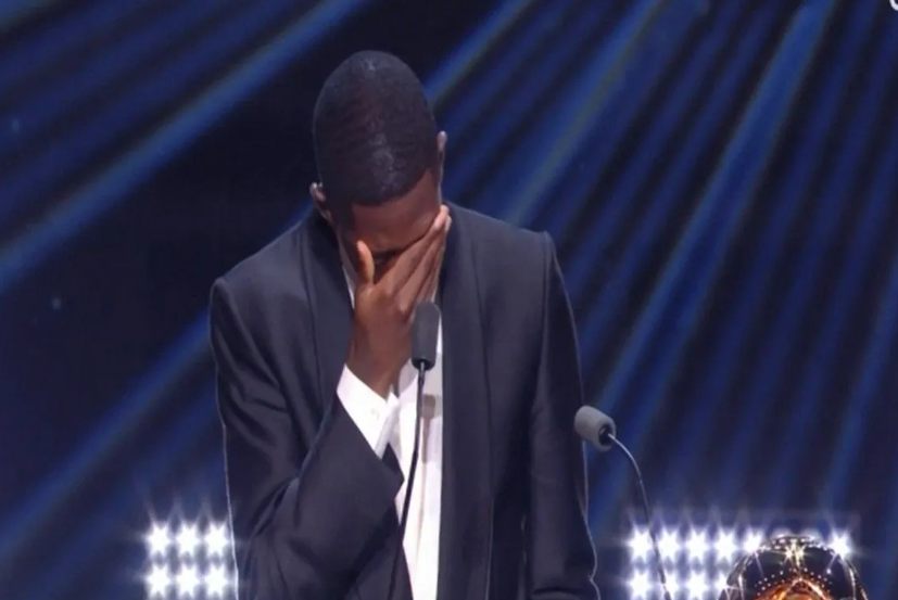 Λύγισε ο Ντεμπελέ στην σκηνή του «Théâtre du Châtelet» – Δεν μπορούσε να κρύψει τη συγκίνησή του