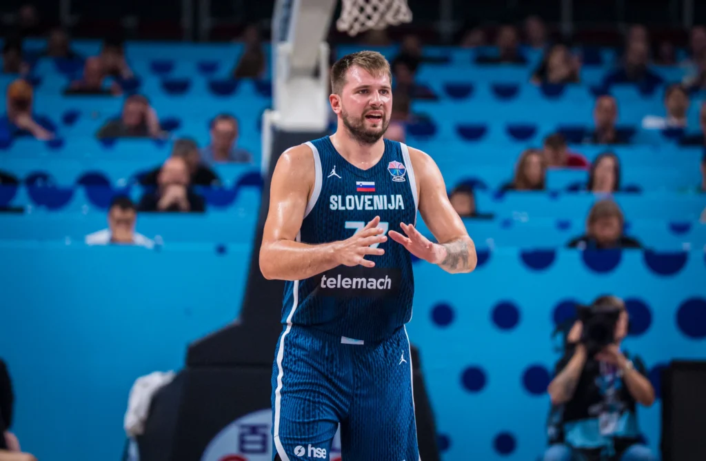 Ανεπανάληπτος Ντόντσιτς με 30  πόντους στο πρώτο ημίχρονο, διαλύει την Ιταλία