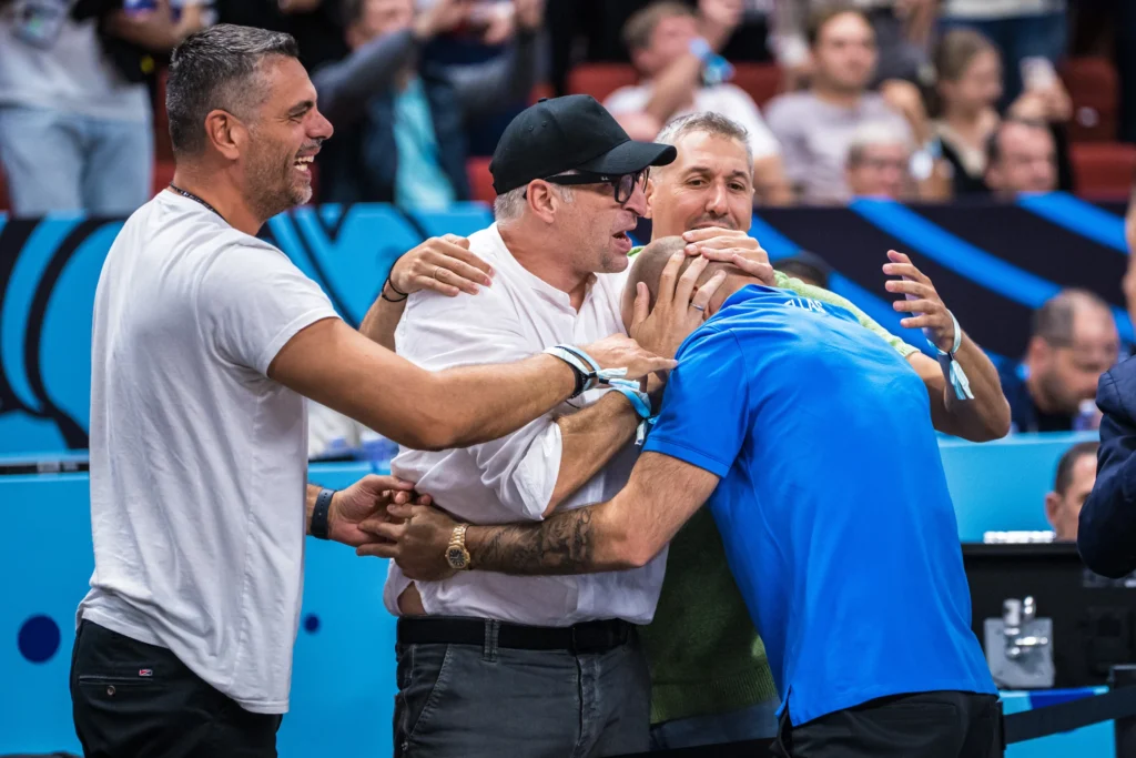 Eurobasket 2025: Η FIBA «έντυσε» τους θρύλους της Εθνικής με την «Ψυχεδέλεια» της Άννας Βίσση