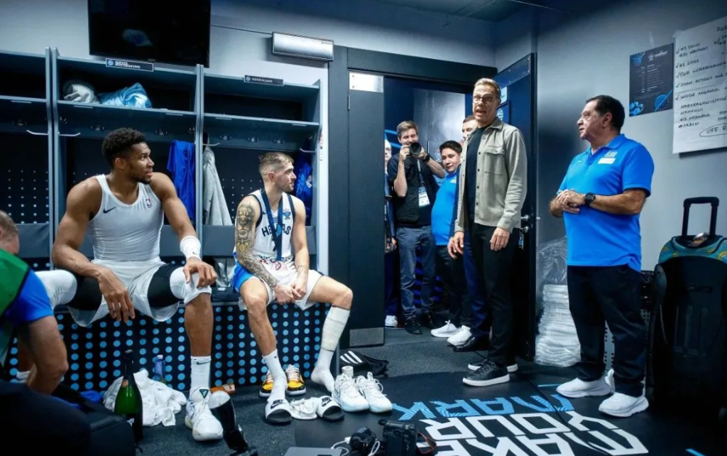 EuroBasket 2025: Ο Πρόεδρος της Φινλανδίας πήγε στα αποδυτήρια της Εθνικής για να συγχαρεί την ομάδα
