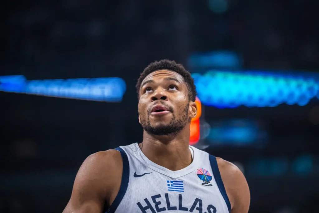 «Ο Γιάννης Αντετοκούνμπο δείχνει έτοιμος να περάσει από τοίχο για την Ελλάδα» – Η ανάρτηση της FIBA για τον «Greek Freak»