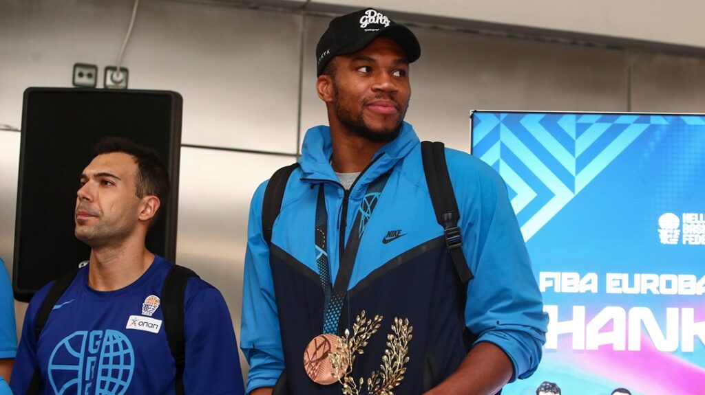 Eurobasket 2025: Επέστρεψε στην Αθήνα η «χάλκινη» Εθνική υπό τους ήχους του «Final Countdown»