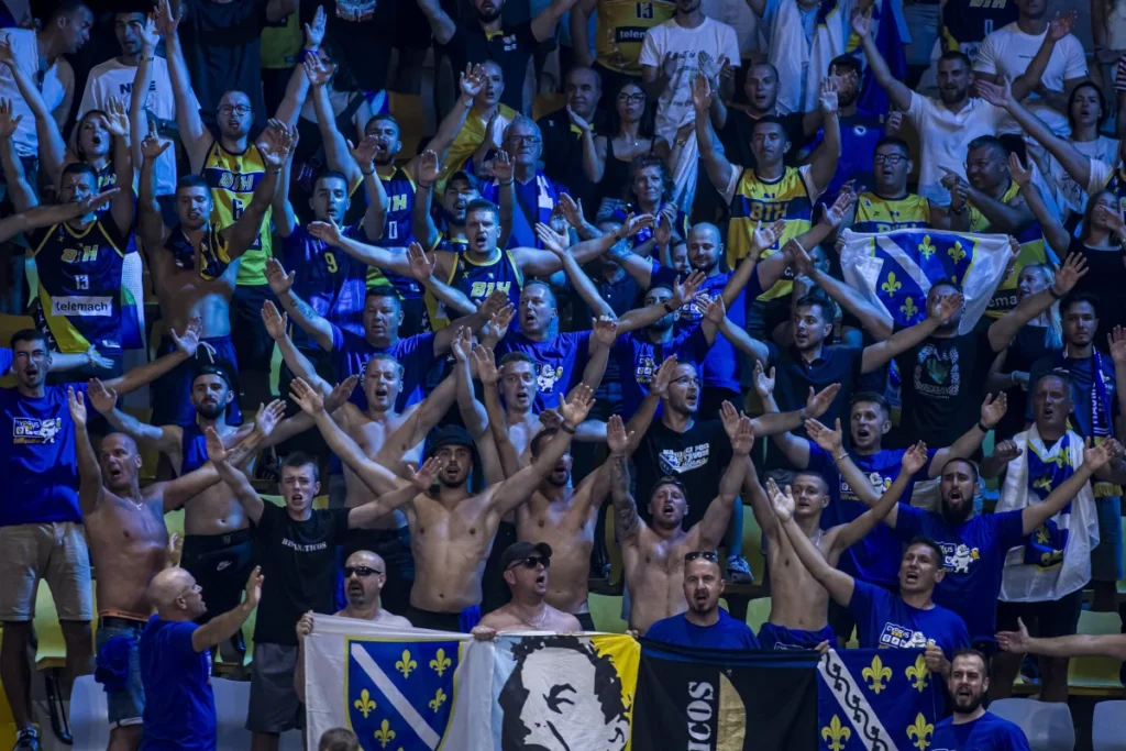 Ελλάδα-Βοσνία: Βόσνιοι επιχείρησαν να κλέψουν ελληνική σημαία, απομακρύνθηκαν από την ασφάλεια του γηπέδου