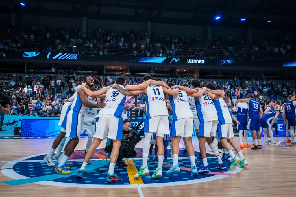 EuroBasket 2025: Ο χορός των Ελλήνων στο κέντρο του γηπέδου (vid)