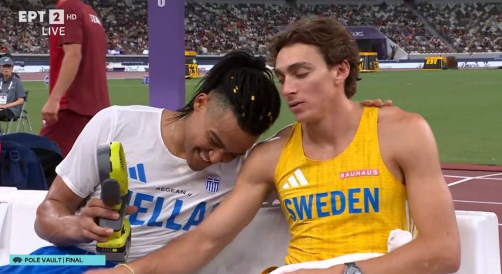 Απίστευτη στιγμή στον τελικό του επί κοντώ: Ο Καραλής δροσίζει τον Ντουπλάντις πριν το άλμα που έγραψε ιστορία