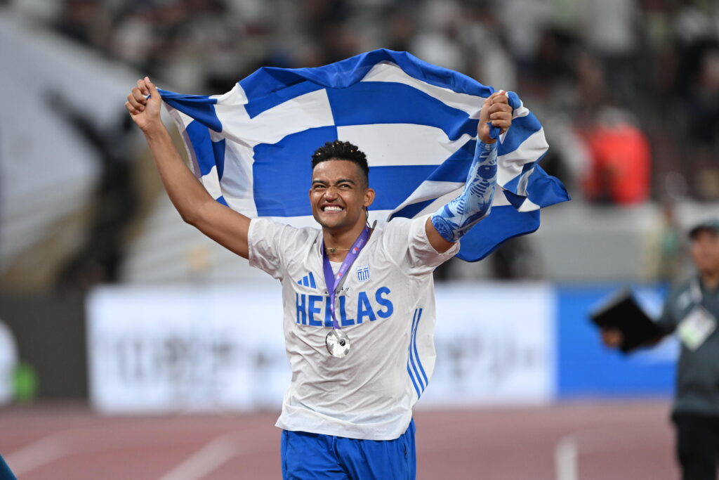Εμμανουήλ Καραλής: Ο γύρος του θριάμβου μετά το ασημένιο μετάλλιο στο παγκόσμιο