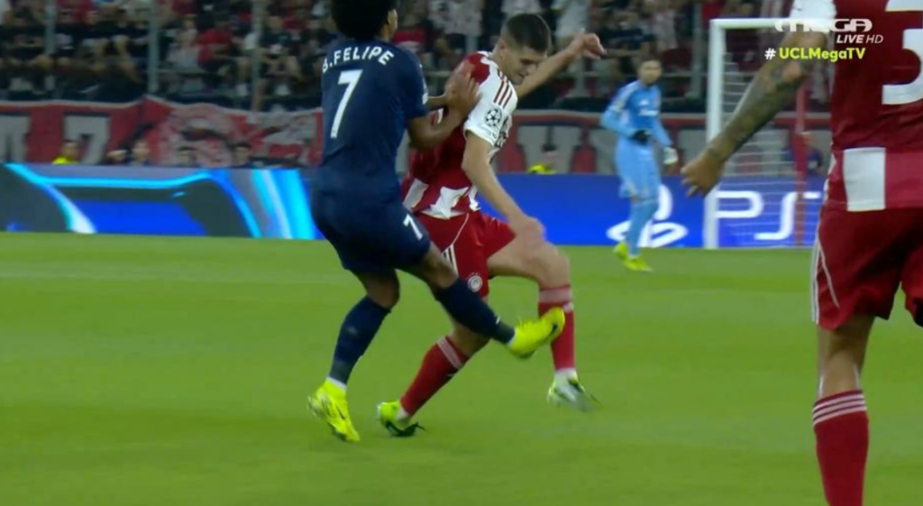 Ολυμπιακός-Πάφος: Ο Μπρούνο χτύπησε με τις τάπες τον Πιρόλα κι αντίκρισε τη δεύτερη κίτρινη στο 26