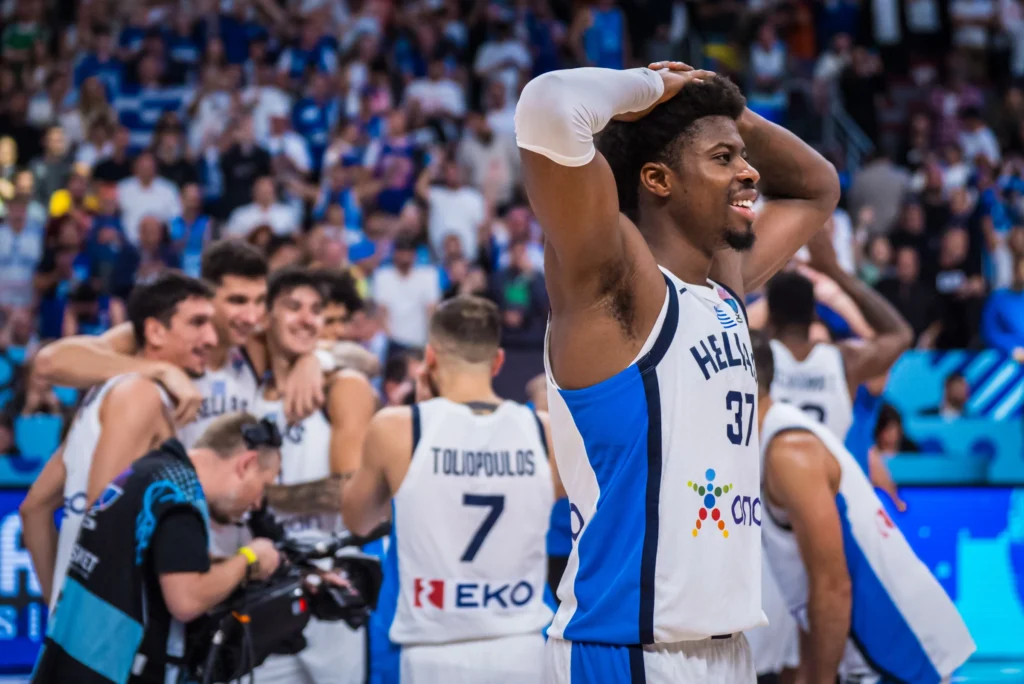 Συγκινητικός Κώστας Αντετοκούνμπο: «Τρία αδέρφια από τα Σεπόλια, πατέρα αυτό για εσένα»