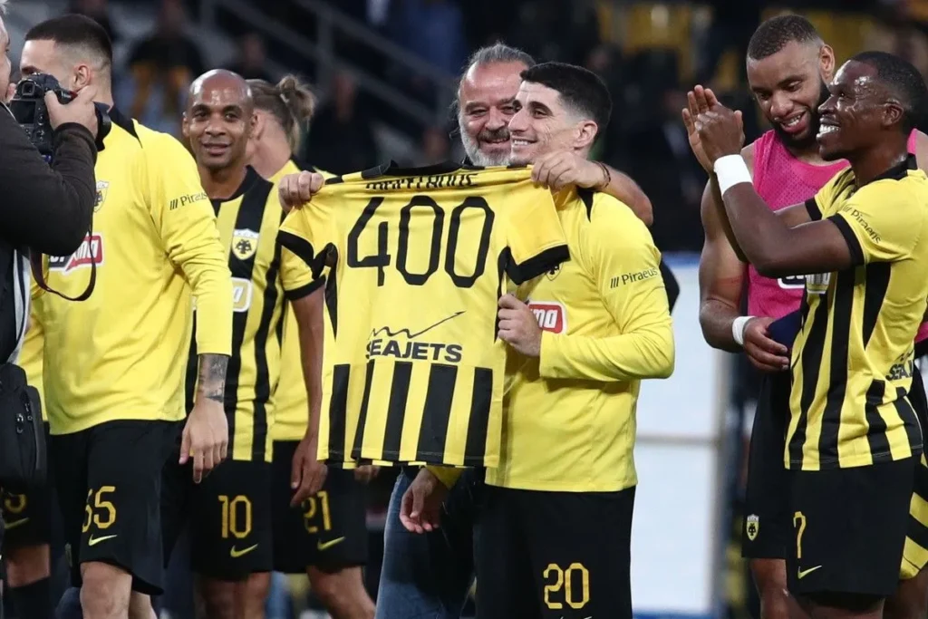 ΑΕΚ: Kαθολική αποθέωση – Ο Ηλιόπουλος έδωσε τη φανέλα με τις 400 συμμετοχές στον Μάνταλο (+vid)