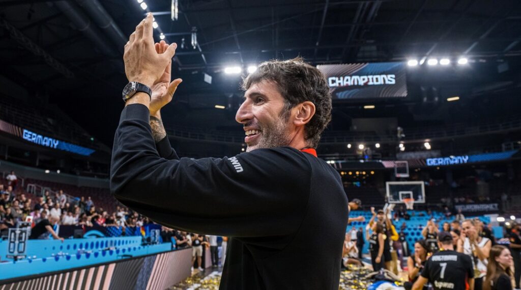 Ο προπονητής της Γερμανίας, Άλεξ Μουμπρού, ξανά στο νοσοκομείο μετά το Eurobasket 2025