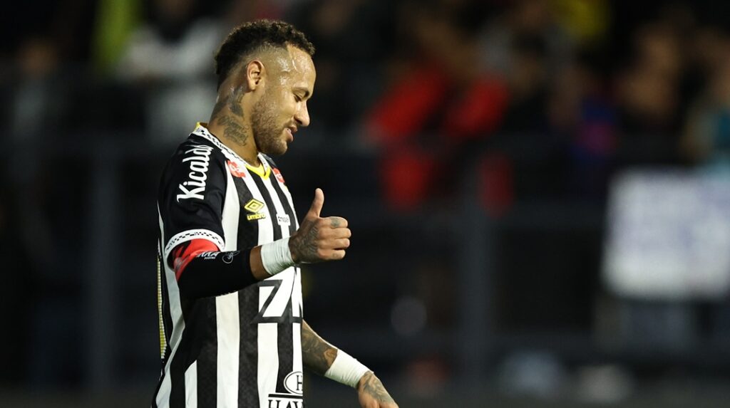 Νεϊμάρ: Έπαιξε τραυματίας και οδήγησε με γκολ και ασίστ τη Σάντος σε νίκη «χρυσάφι»