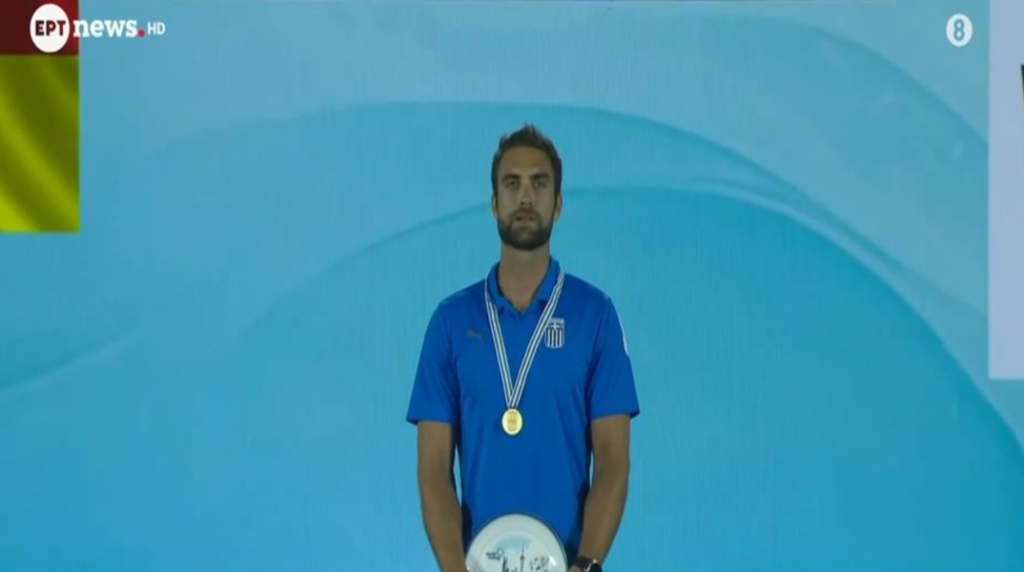 Στέφανος Ντούσκος: Η απονομή του χρυσού μεταλλίου και η ανάκρουση του Εθνικού Ύμνου (vid)