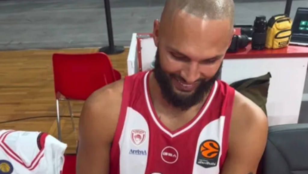 Κ.Αντετοκούνμπο και ο Φουρνιέ «κρίνουν» τις παλιές φανέλες του Ολυμπιακού λίγο πριν το τζάμπολ της Euroleague