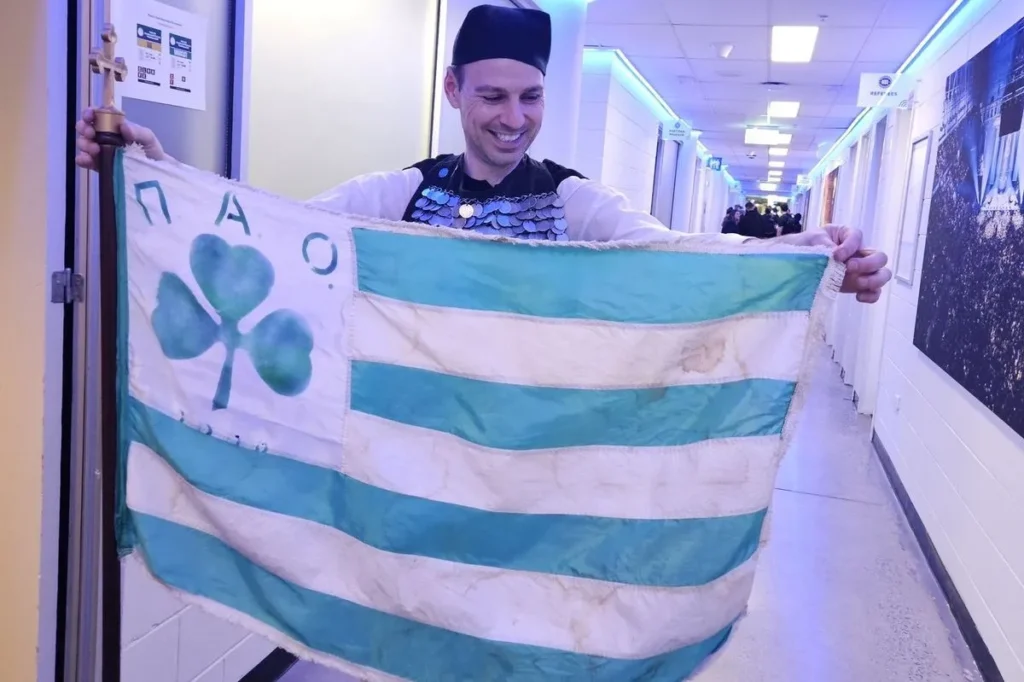 Παναθηναϊκός: Οπαδός στην Αυστραλία φωτογραφήθηκε με τους παίκτες και σημαία από το 1971