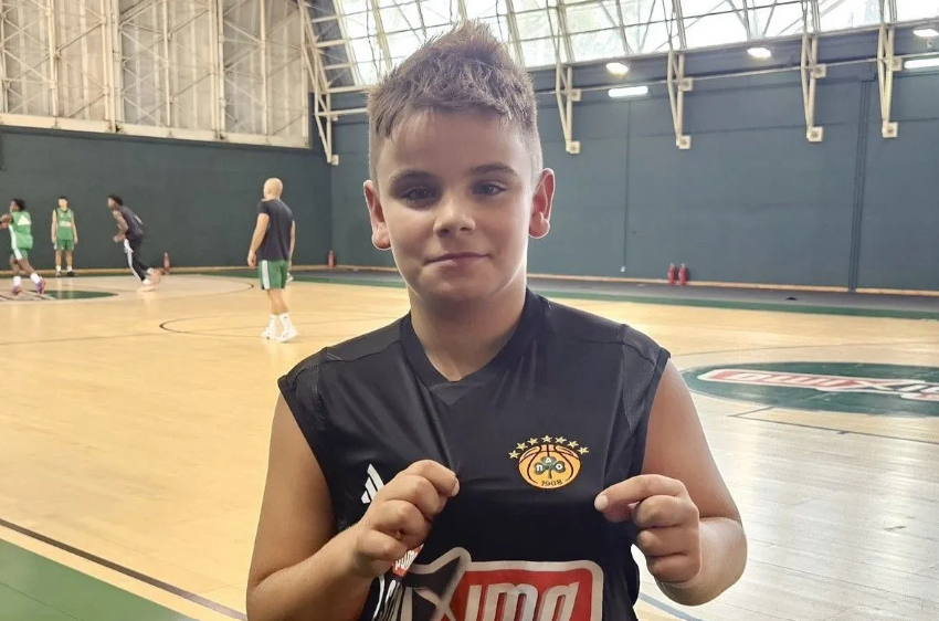 Παναθηναϊκός AKTOR: 11χρονος φίλαθλος έκλεψε την παράσταση – Σκαρφάλωσε στα τζάμια να δει την προπόνηση