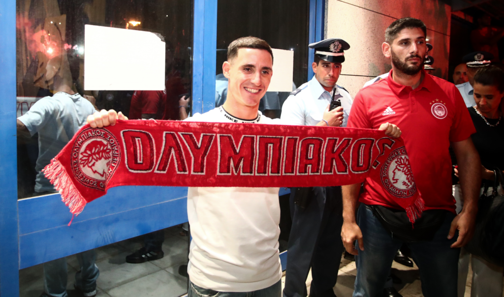 Ποντένσε: Έφτασε στην Ελλάδα – Θερμή υποδοχή από τους φίλους του Ολυμπιακού (pics)