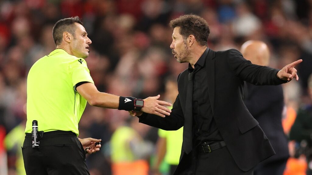 Σιμεόνε μετά την κόκκινη στο Άνφιλντ: «Υπέμενα προσβολές σε όλο το ματς»