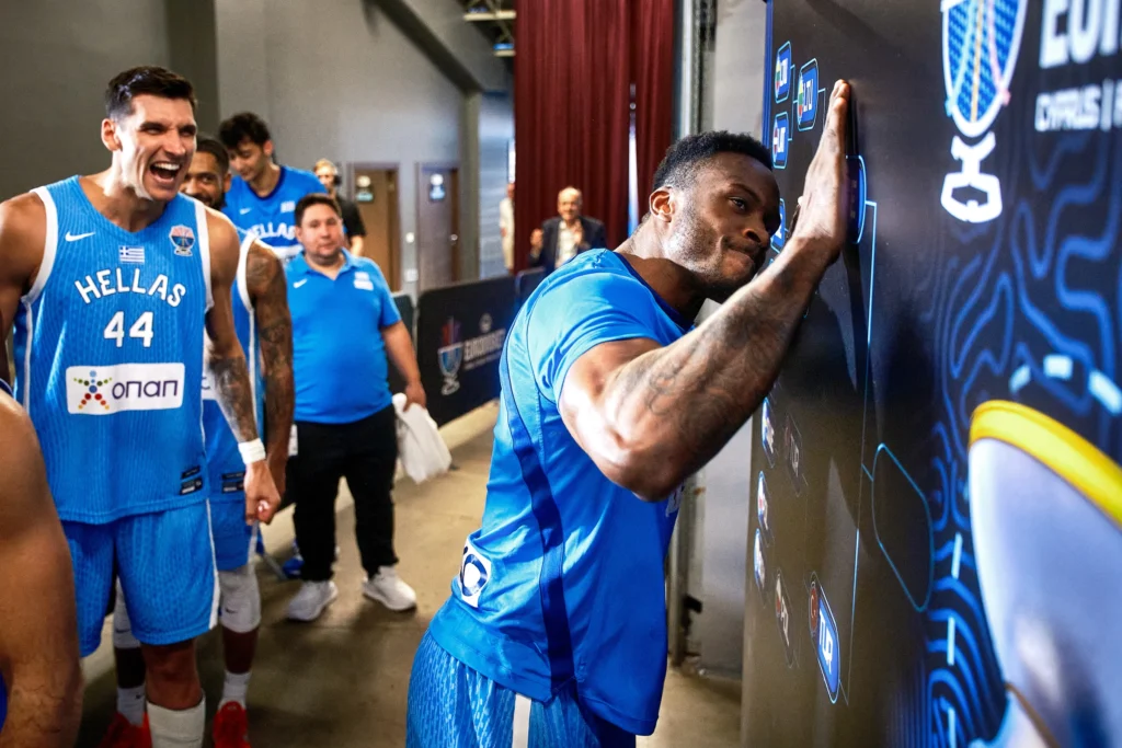 «Ωχ, αμάν αμάν αμάνι, το μεράκι μου με πιάνει» – Ο Θανάσης Αντετοκούνμπο κολλάει το sticker της Εθνικής με το «Γλέντι» background