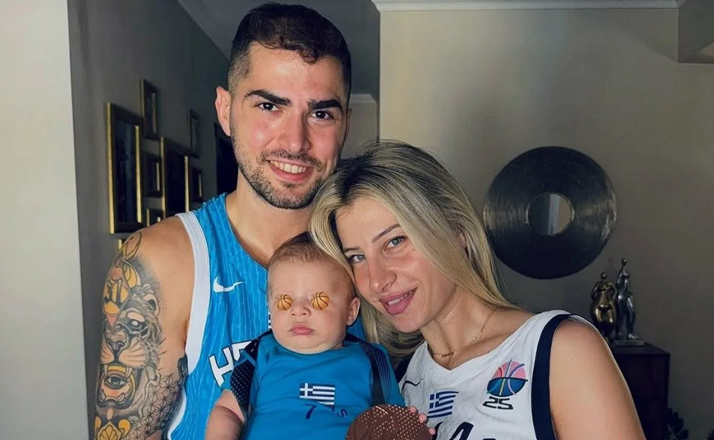 EuroBasket 2025: Ο Τολιόπουλος πανηγύρισε με τη σύζυγο και τον γιο τους το μετάλλιο