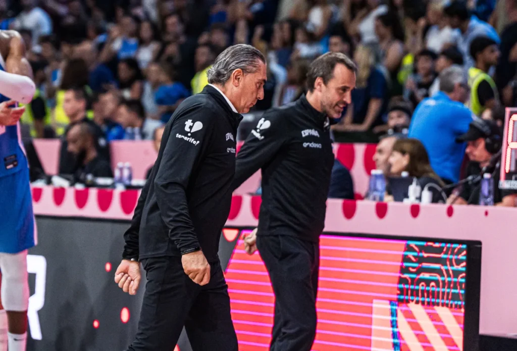 Σκαριόλο: Χειροκροτήθηκε μετά την τελευταία του συνέντευξη Τύπου ως προπονητής της Ισπανίας