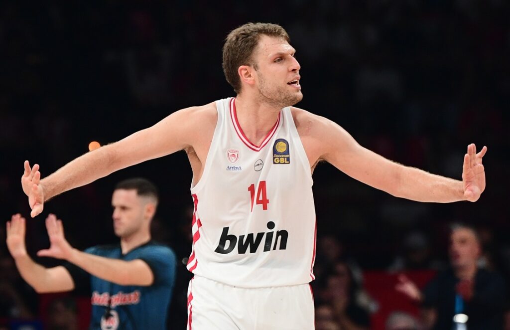 Βεζένκοβ: «Κάναμε αρκετά καλή δουλειά αλλά όχι ακόμα αυτό που θέλουμε ως ομάδα»