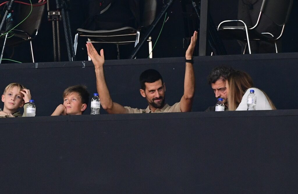 Ξανά στο ΣΕΦ ο Τζόκοβιτς: Τραγουδούσε γνωστό σύνθημα και αποθεώθηκε