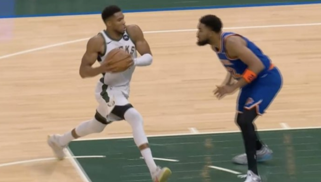 Γιάννης Αντετοκούνμπο: Έκανε έξι βήματα πηγαίνοντας για καλάθι, αλλά οι διαιτητές δεν σφύριξαν