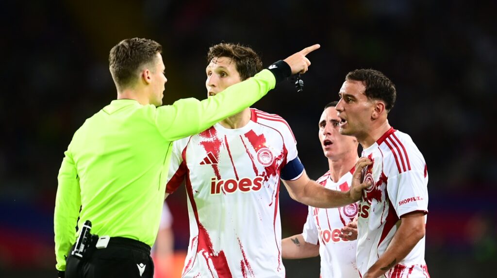 Μπαρτσελόνα-Ολυμπιακός: Προς αλλαγή η εξέταση της δεύτερης κίτρινης από το VAR μετά την αποβολή του Έσε