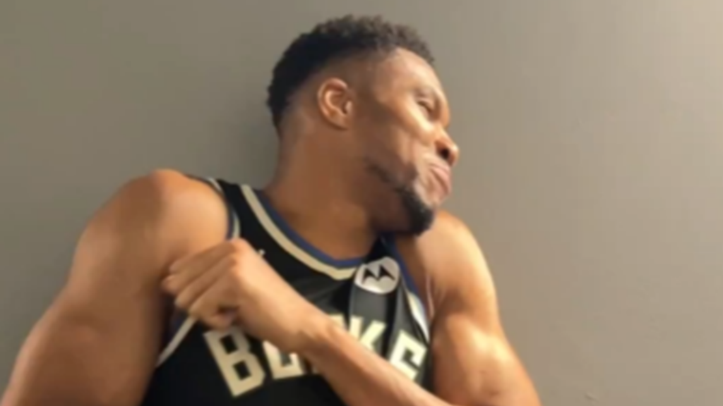 «Τσίμπησε» στη φάρσα των Μπακς ο Αντετοκούνμπο – Η viral αντίδρασή του