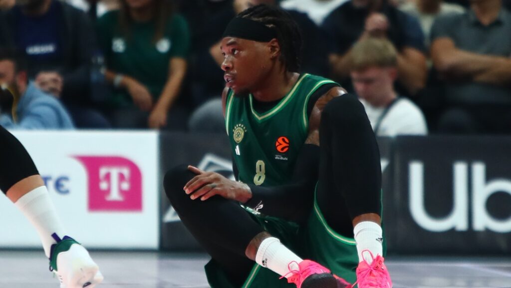 Παναθηναϊκός-Μακάμπι: Ανησυχία με Χολμς – Αποχώρησε από το παρκέ κουτσαίνοντας